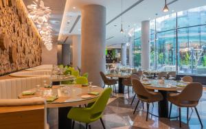 Restaurace v ubytování Al Khoory Sky Garden Hotel