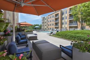 Χώρος καθιστικού στο Waltham 2br w gym in-unit wd near dining BOS-971