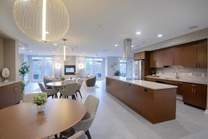 Η κουζίνα ή μικρή κουζίνα στο Waltham 2br w gym in-unit wd near dining BOS-971