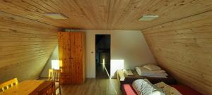 pokój z łóżkiem i stołem w pokoju w obiekcie Kolorowe Wzgórze Zagórze w Zagórzu Śląskim