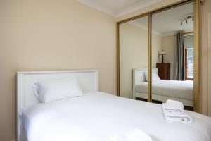 Un dormitorio con dos camas y un espejo. en Fantastic 2BD apt in THE best location in Dublin, en Dublín