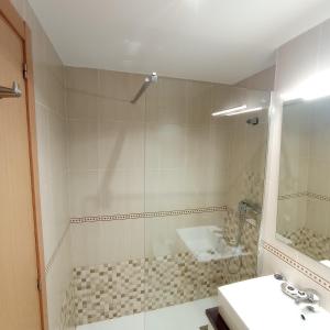 een badkamer met een douche en een wastafel bij Mirador44 in Peñíscola