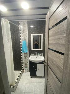 uma casa de banho com um lavatório e um espelho em Нара em Guiumri