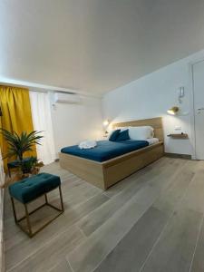 巴勒莫MaRó Loft al Capo的一间大卧室,配有一张床和一把椅子