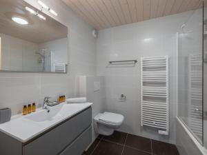 a bathroom with a toilet and a sink and a shower at Etringa 8 - Chalet Mitoyen - BO Immobilier- remises sur les forfaits de skis Châtel ou Portes du soleil in Châtel +6 photos