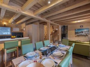 a dining room with a table and green chairs at Etringa 8 - Chalet Mitoyen - BO Immobilier- remises sur les forfaits de skis Châtel ou Portes du soleil in Châtel