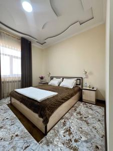 ein Schlafzimmer mit einem großen Bett in einem Zimmer in der Unterkunft HOTEL ARAL in Nukus