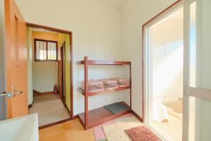 湯河原町にあるRyokan -Suikoen-の二段ベッドとガラスドアが備わる客室です。