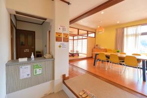 湯河原町にあるRyokan -Suikoen-の待合室(テーブル、椅子付)
