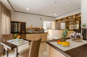 a kitchen and dining room with a table with fruit on it at Nur 140 Meter zum Strand mit Pool in Crikvenica