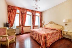 - une chambre avec un lit et 2 fenêtres dans l'établissement Locanda Al Leon, à Venise