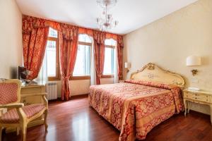 ヴェネツィアにあるロカンダ アル レオンのベッドルーム1室(ベッド1台、窓2つ付)