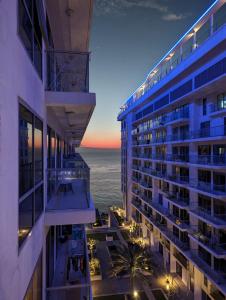 - Vistas al océano desde un edificio por la noche en Marjan Island Beautiful Apartment Sea View Beach Luxury Rooms Ras Al Khaimah UAE, en Ras al Khaimah