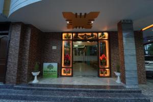 een gebouw met een glazen deur met bloemen erin bij HOTEL KALPAVRIKSH PRAYAGRAJ in Prayagraj