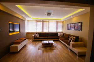 uma sala de estar com um sofá e uma mesa em VOLLEY HOTEL ANKARA em Ancara