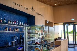 札拉卡尼的住宿－Zala Springs Golf Resort，餐厅设有玻璃展示盒,提供食物