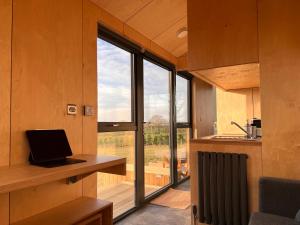 TV a/nebo společenská místnost v ubytování Beautiful cabins in Herefordshire countryside