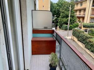 - un balcon avec un banc sur le côté du bâtiment dans l'établissement La Tana: accogliente, romantica, relax, à Brescia