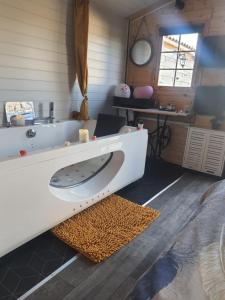 a bathroom with a sink and a bath tub at Le temps suspendu in Trèbes