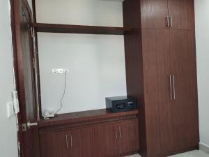 een kamer met een houten deur en een radio bij Residence 110 (Hotel and Apartments) in Phnom Penh
