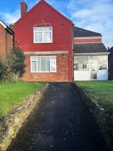 una casa roja con una entrada delante de ella en PRESTON ROOM LET 8, en Yeovil