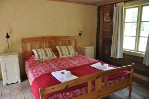 una camera da letto con un letto in legno e due asciugamani di Kvarnamo a Ökna