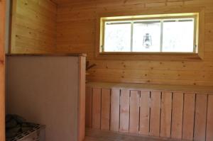 Ökna的住宿－Kvarnamo，小木屋内的一个房间,设有窗户