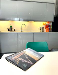 un livre assis sur une table dans une cuisine dans l'établissement City Views from modern apartment, à Bristol