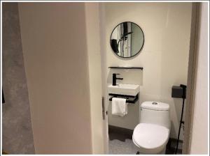 W łazience znajduje się toaleta, umywalka i lustro. w obiekcie Double H Boutique Hotel w mieście Kuala Terengganu