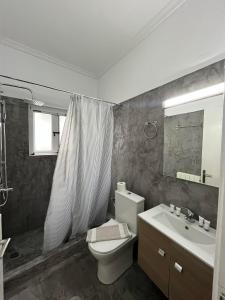 een badkamer met een toilet en een wastafel bij Utopia Kavos in Kavos