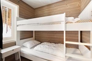 um quarto com beliches num camarote em Moderne hytte met eindeloos uitzicht en een sauna em Vradal