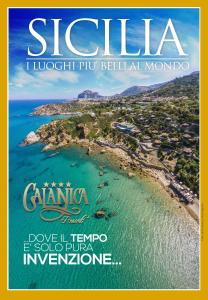 uma capa de revista com vista para uma praia em Calanica Resort em Cefalù