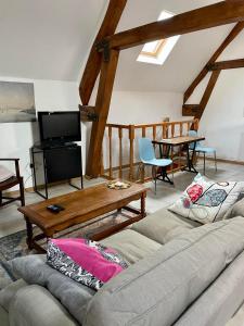 a living room with a couch and a table at Duplex à la campagne in Vermenton