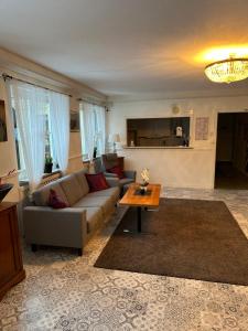 sala de estar con sofá y mesa en Ekängens Pensionat Garde en Ljugarn