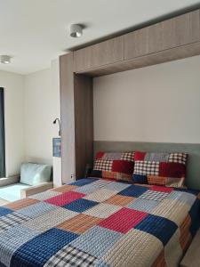 Un dormitorio con una cama con una colcha colorida. en Luxurious Intimacy Hideaway - Self Check in, en Ereván