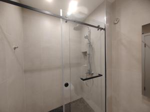 y baño con ducha y puerta de cristal. en Luxurious Intimacy Hideaway - Self Check in, en Ereván