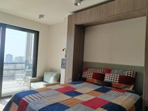 1 dormitorio con cama y ventana grande en Luxurious Intimacy Hideaway - Self Check in, en Ereván