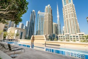 una piscina en una ciudad con edificios altos en The Burj Khalifa Collection, en Dubái