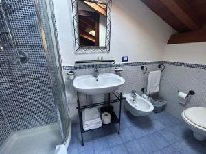 een badkamer met een wastafel, een toilet en een douche bij RAMO FIORITO in Sant’Agata Li Battiati 