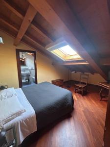 een slaapkamer met een groot bed en een spiegel bij RAMO FIORITO in Sant’Agata Li Battiati 