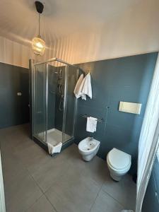 een badkamer met een douche en een toilet bij RAMO FIORITO in Sant’Agata Li Battiati 
