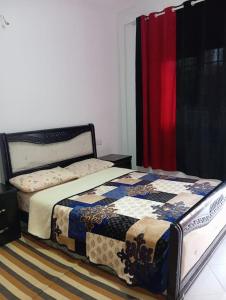 Un pat sau paturi într-o cameră la Appartement center ville calme a fes