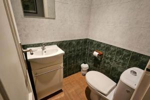 Phòng tắm tại Apartamento con piscina cerca de la playa +20 ảnh