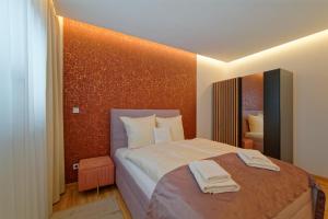 um quarto com uma cama grande e toalhas em Villa Holiday Hevlín em Hevlín