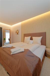 ein Schlafzimmer mit einem großen Bett mit zwei Kissen darauf in der Unterkunft Villa Holiday Hevlín in Hevlín