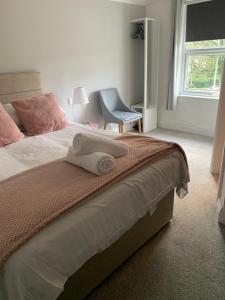 ein Schlafzimmer mit einem Bett und einem Handtuch darauf in der Unterkunft Newton House in Alstonfield