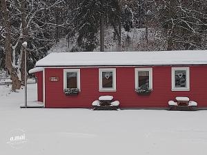 een rood huis met sneeuw erop bij Harzklub Wanderheim in Wildemann