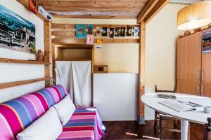 een kamer met een bank, een tafel en een koelkast bij Taormina Central Studio by Wonderful Italy in Taormina