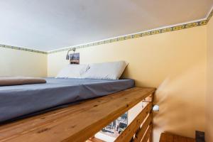 een bed in een kamer met een houten vloer bij Taormina Central Studio by Wonderful Italy in Taormina