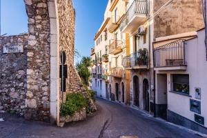 een lege straat in een stad met gebouwen bij Taormina Central Studio by Wonderful Italy in Taormina